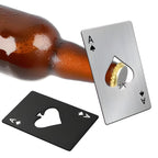 Abridor de garrafa moderno em formato de carta de baralho, acessório funcional para áreas gourmet e bar.
