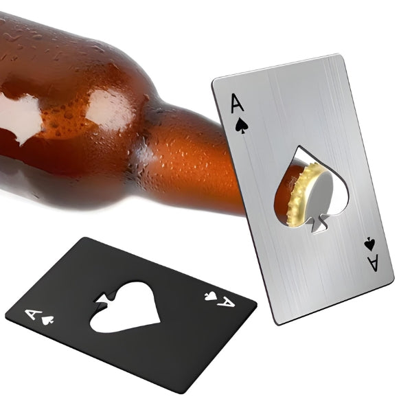 Abridor de garrafa moderno em formato de carta de baralho, acessório funcional para áreas gourmet e bar.
