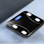 Balança digital Nomanni multifuncional com medição de composição corporal, plataforma resistente em vidro temperado e leitura rápida e confiável.
