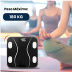 Balança digital smart Nomanni com design moderno em vidro e sincronização com aplicativo para controle detalhado de dados corporais e desempenho físico.
