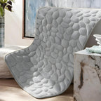 Base antiderrapante do tapete SoftStone, garantindo firmeza e segurança no banheiro para toda a família e pets.