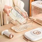 Bomba manual fácil de usar para retirar o ar dos potes SealFresh, mantendo a qualidade dos alimentos armazenados por até semanas.