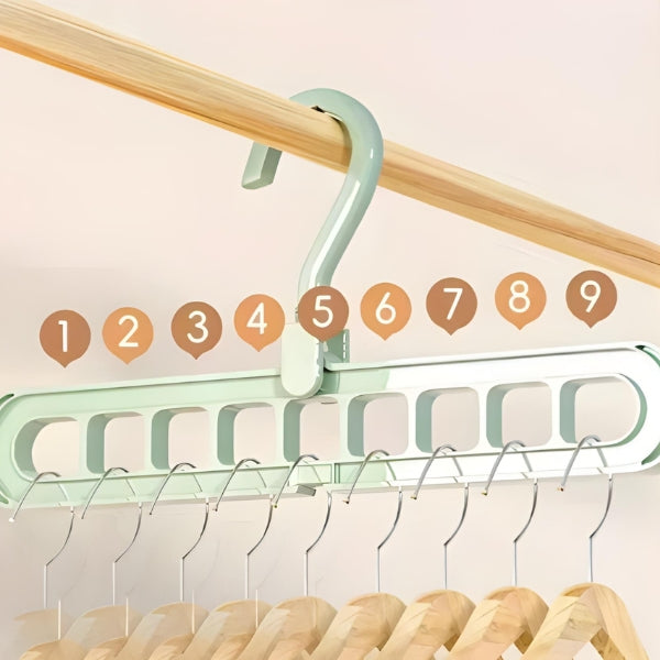 Cabide Vertical SpaceFlex Nomanni organizando roupas com sistema de 9 nichos que economiza espaço no guarda-roupa e mantém camisetas, camisas e peças alinhadas.
