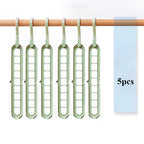 Cabide multifuncional SpaceFlex Nomanni com estrutura resistente e design compacto que permite organizar várias roupas ocupando menos espaço no closet.

