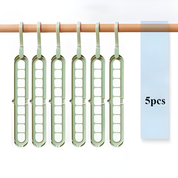 Cabide multifuncional SpaceFlex Nomanni com estrutura resistente e design compacto que permite organizar várias roupas ocupando menos espaço no closet.
