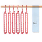 Cabide organizador vertical Nomanni com sistema inteligente para otimização do guarda-roupa, facilitando a visualização e conservação das roupas.
