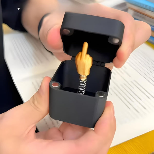 Caixa surpresa criativa IronFunk utilizada como presente diferente, ideal para surpreender amigos, familiares ou colegas de forma divertida.