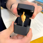 Caixa surpresa criativa IronFunk utilizada como presente diferente, ideal para surpreender amigos, familiares ou colegas de forma divertida.