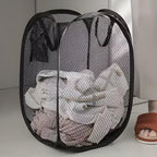 Cesto Dobrável AirMesh Nomanni com malha respirável que evita odores e mantém as roupas ventiladas, ideal para lavanderia, quarto ou banheiro.
