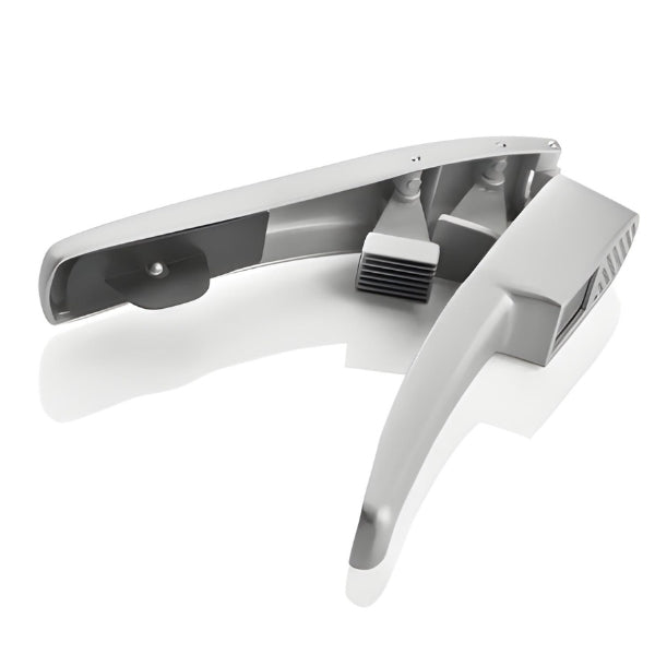 Corte preciso do alho direto na panela, mantendo o sabor fresco e evitando contato com as mãos.