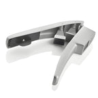 Corte preciso do alho direto na panela, mantendo o sabor fresco e evitando contato com as mãos.