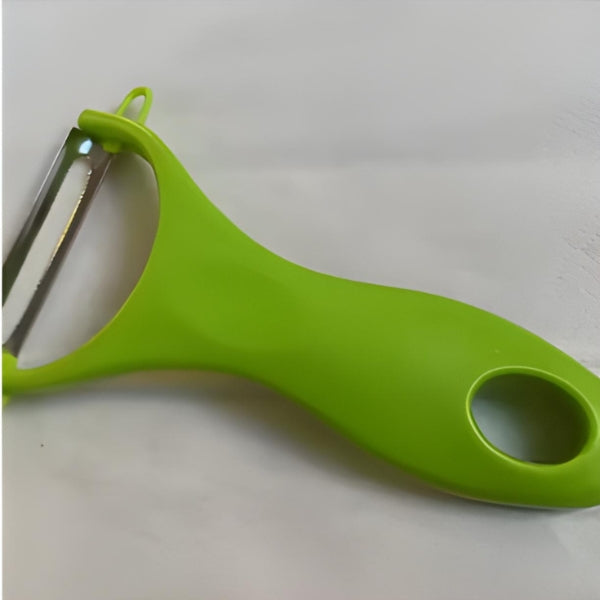 Demonstração prática do fatiador multifuncional sendo utilizado em legumes e frutas, mostrando sua versatilidade e eficiência no dia a dia.