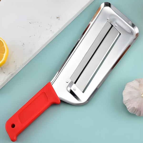 Detalhe das lâminas duplas em aço inoxidável resistentes e afiadas para cortes rápidos e uniformes de legumes e verduras.