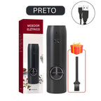 Detalhe do botão de acionamento do moedor elétrico de pimenta com uso por uma mão