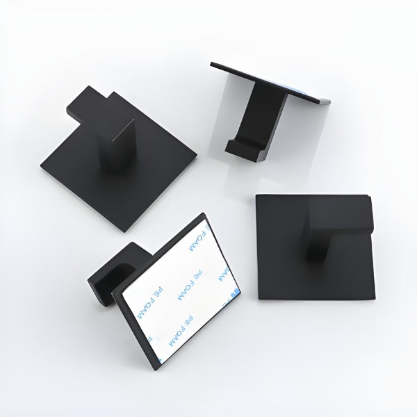 Detalhe do gancho adesivo resistente WallGrip Nomanni com fixação segura, perfeito para uso em banheiro, cozinha e lavanderia.
