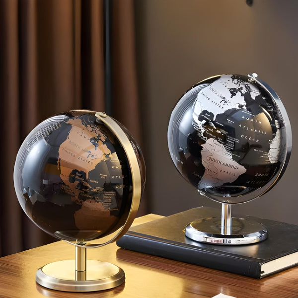 Detalhe do globo decorativo com mapa-múndi clássico, acabamento refinado e design atemporal para escritórios e home office bem planejados.