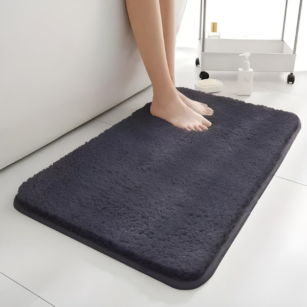 Detalhe do tecido macio do Tapete SoftLux Nomanni, feito em microfibra absorvente e toque aveludado para conforto no pós-banho.