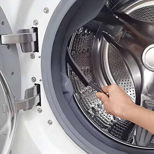 Escova MultiClean Pro projetada para higienizar frestas de janelas e trilhos de portas, mantendo sua casa sempre limpa.