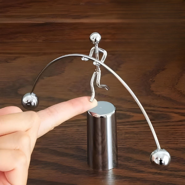 Escultura Equilíbrio Cinético Nomanni para mesa, design moderno com movimento contínuo, ideal para decoração de escritório e home office.