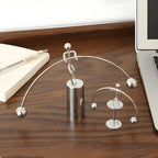Escultura cinética decorativa com equilíbrio preciso e movimento suave, criando efeito relaxante e sofisticado para ambientes modernos.