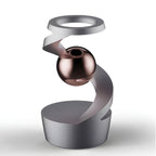 Escultura decorativa com movimento fluido, design contemporâneo e acabamento premium para espaços elegantes.
