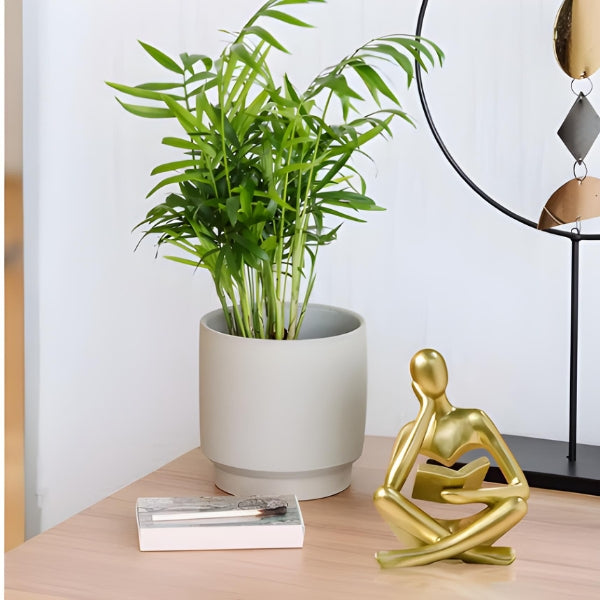 Escultura decorativa minimalista com acabamento premium, perfeita para mesa de trabalho ou estante.