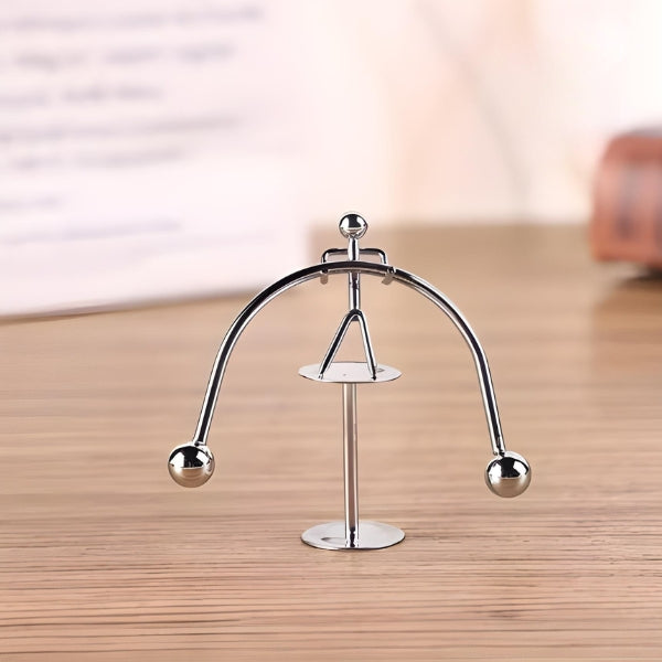 Escultura metálica de mesa com acabamento premium, estrutura resistente e visual elegante para decoração contemporânea.