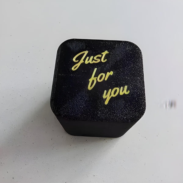 Estrutura resistente da caixa surpresa pop-up IronFunk, com design compacto e acabamento pensado para reutilização e praticidade.