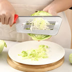 Fatiador ProCorte Inox em ação, cortando legumes como cenoura com rapidez e segurança para preparo prático de saladas.

