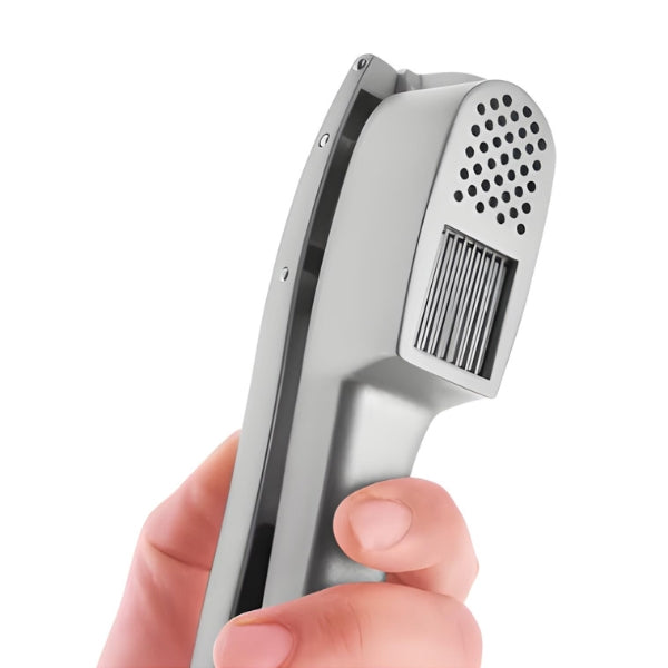 Ferramenta prática que espreme o alho de forma uniforme, sem precisar descascar completamente.