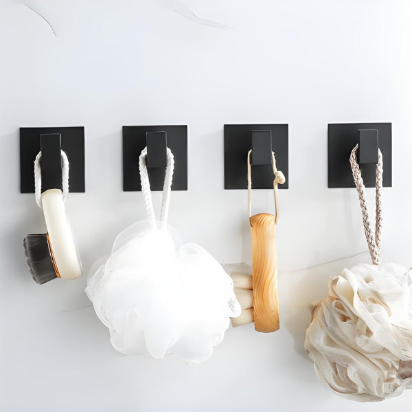 Gancho adesivo multiuso WallGrip Nomanni suportando objetos com alta resistência e aderência em superfícies lisas e planas.
