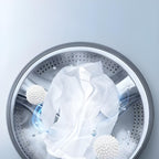 Kit com 4 bolas de lavagem ecológicas para roupas, reduz atrito entre tecidos, ajuda na limpeza profunda e preserva fibras durante a lavagem.
