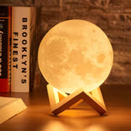 Luminária Lua 3D LED decorativa com textura lunar realista, ideal para criar iluminação aconchegante em quartos e ambientes modernos.
