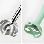 Mixer portátil Nomanni em uso preparando um smoothie saudável, destacando o design ergonômico e o fácil manuseio na cozinha.