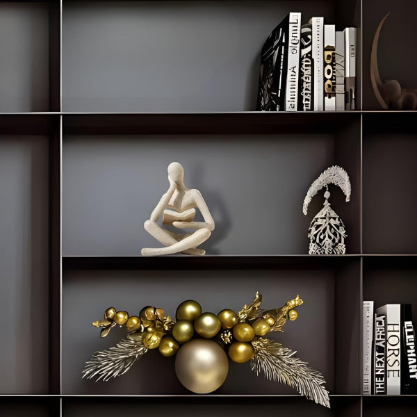 Objeto decorativo contemporâneo com figura pensador, ideal para ambientes modernos e espaços de leitura.