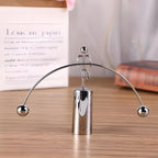 Objeto decorativo para mesa de escritório que une arte, equilíbrio e design minimalista, elevando a estética do ambiente profissional.