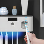 Organizador de banheiro com esterilizador UV para escovas de dentes e dispenser integrado, solução prática para higiene diária e economia de espaço.

