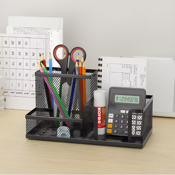 Organizador de escritório moderno em malha metálica para canetas e acessórios.