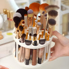 Organizador giratório BrushSpin Nomanni com 45 slots para pincéis de maquiagem, permitindo visualização completa, acesso rápido e organização eficiente da penteadeira.
