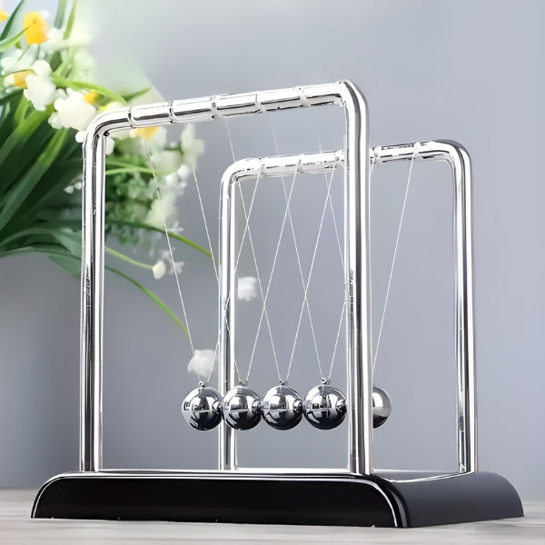 Pêndulo de equilíbrio decorativo com estrutura metálica resistente e base estável, ideal como objeto decorativo de mesa para escritório.