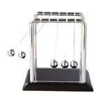 Pêndulo decorativo Newton aplicado em escritório e home office, agregando elegância, equilíbrio visual e um toque intelectual ao ambiente.