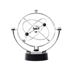 Pêndulo orbital decorativo aplicado em escritório e home office, criando um ponto focal elegante e reforçando a identidade intelectual do espaço.