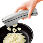 Prensa de alho ergonômica e fácil de usar, facilita o preparo de receitas com rapidez e sem esforço.