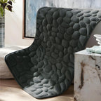 Proteja seu piso com o tapete SoftStone antiderrapante, resistente e durável, ideal para ambientes úmidos como o banheiro.