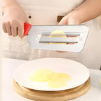 Punho ergonômico em plástico resistente, oferecendo conforto e firmeza para uso seguro e eficiente do fatiador.