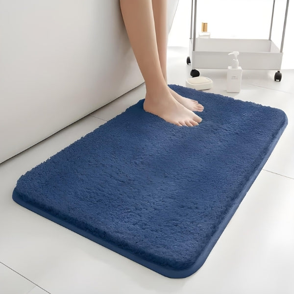 Tapete SoftLux Nomanni 60x40cm em uso no banheiro, com base antiderrapante e absorção rápida de água para evitar escorregões.