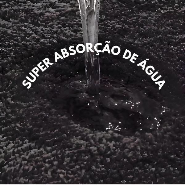Tapete SoftLux sendo molhado, demonstrando alta capacidade de absorção de água e fácil lavagem, ideal para banheiros e áreas úmidas.