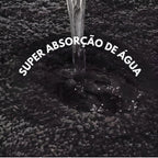 Tapete SoftLux sendo molhado, demonstrando alta capacidade de absorção de água e fácil lavagem, ideal para banheiros e áreas úmidas.