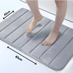 Tapete de banho com camada de microfibra ultramacia e antiderrapante, ideal para secar rapidamente seus pés após o banho. Toque suave e confortável.